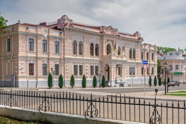 İzmail, Ukrayna 06.07.2020. Güneşli bir yaz gününde İzmail, Ukrayna 'daki Suvorov Bulvarı' nda eski bir saray.