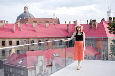 Eski şehrin ortasında yaz için hafif giysiler içinde bir kadın turist.