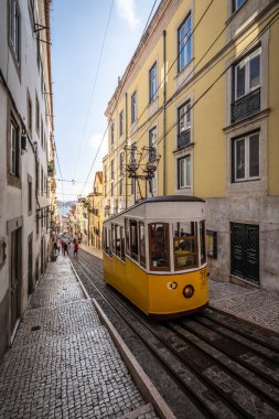 Lizbon, Portekiz 'in merkezindeki tarihi tramvay asansörü ve binaların güzel manzarası