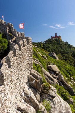 Lizbon, Portekiz yakınlarındaki Sintra 'daki eski fundalık kale ve kulelere güzel bir manzara