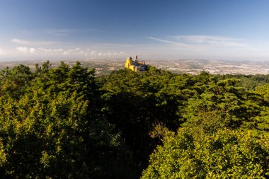 Portekiz, Lizbon yakınlarındaki Sintra tepesindeki tarihi şatoya güzel bir manzara.