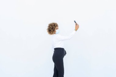 Güzel yönetici afro, akıllı telefonundan fotoğraf çekiyor.