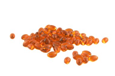 Omega 3 hapları beyaz bir arka planda izole edildi. Balık yağı kapsülleri yığını. Morina ciğeri yağı. Yumuşak jel şeklinde. 