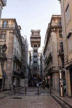 Lizbon, Portekiz 'in merkezindeki tarihi demir asansör ve şehir binalarına güzel manzara