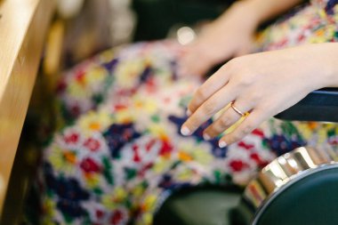 Kadın eli mutfakta resim yapıyor, yakın plan.