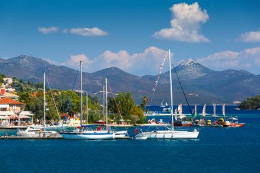 Yunanistan 'ın Meganisi adasındaki Vathy limanının manzarası.