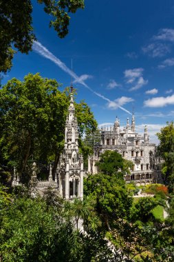 Eski tarihi sarayın ve Lizbon yakınlarındaki Quinta da Regaleira, Sintra 'da yeşil ağaçlı kulelerin güzel manzarası.