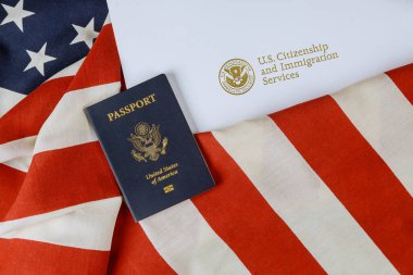Vatandaşlık üzerine Amerikan pasaportu ve bayrağı taşıyan göçmenlik kavramları