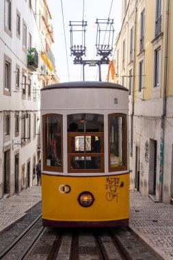 Lizbon, Portekiz 'in merkezindeki tarihi tramvay asansörü ve binaların güzel manzarası