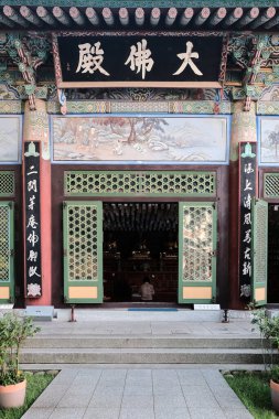 Güney Kore Busan 'daki Haeun-jeungsa Budist Tapınağında dua eden bir kadın.