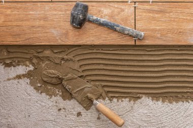 Seramik fayanslar ve tiler için aletler. Döşeme döşemesi. Ev tadilatı, yenileme - seramik fayans döşeme tutkalı, havan topu, seviye.