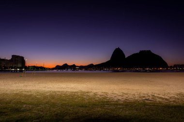 Güzel gün doğumu ışığı ve manzarası Praia de Botafogo, Rio de Janeiro, Brezilya 'dan görünen Sugar Loaf Dağı' na