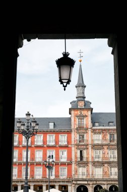 Madrid 'deki dekoratif duvarları ve balkonları olan eski binanın alçak açısı