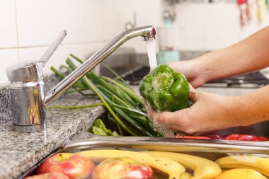 Coronavirus tarafından meyve ve sebzelerin temizlenmesi