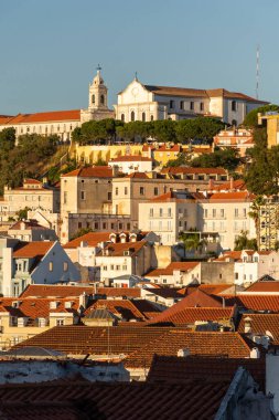 Lizbon, Portekiz 'in merkezindeki eski tarihi şehir binalarına güzel manzara