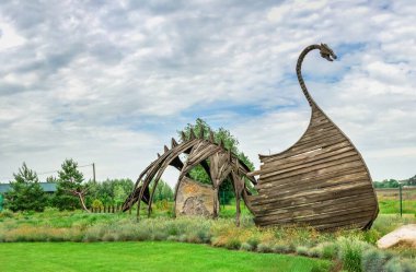 Volodarka, Ukrayna 06.20.2020. Ukrayna 'da Bila Tserkva yakınlarındaki Volodarka köyünde bulutlu bir yaz gününde Park Sakura Adası