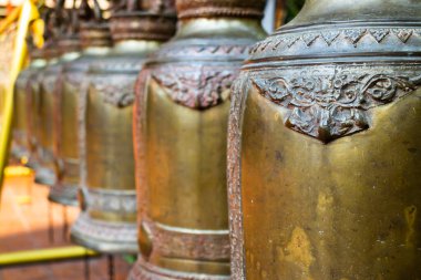 Tayland Halk Tapınağı 'nda bir sürü çan astım.