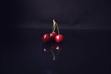 Arka planda lezzetli kırmızı kirazlar, kapatın.