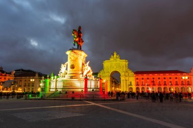 Comercio halk meydanında, Lizbon, Portekiz 'in merkezinde eski tarihi şehir binaları ve renkli ışıkları olan anıt için güzel bir manzara.
