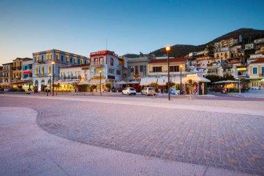 Yunanistan 'ın Samos adasındaki Vathy kasabasının kıyı şeridindeki binalar.