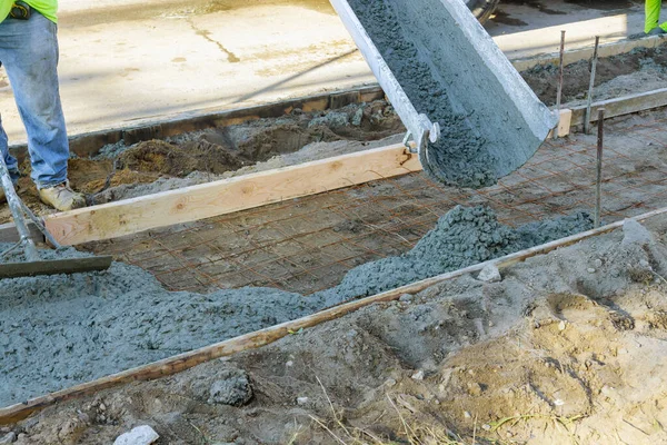 Byggherrar Byggarbetsplatsen Fyllning Formarbete Med Cement Arbetare Processen För Att — Stockfoto