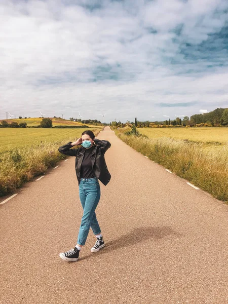 Chica Joven Con Mascarilla Camino Medio Del Campo —  Fotos de Stock