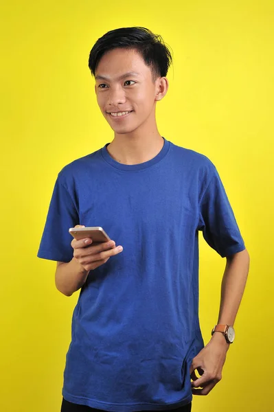 Feliz Joven Buen Aspecto Asiático Hombre Sonriendo Usando Teléfono Inteligente — Foto de Stock