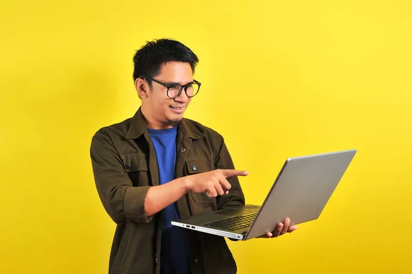 Sorridente Contento Bello Asiatico Giovane Imprenditore Maschio Indicando Display Portatile — Foto Stock