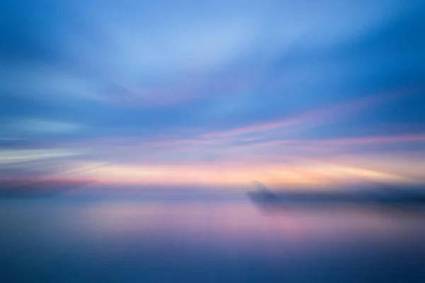 Ηλιοβασίλεμα Στη Θάλασσα Φόντο Ακτινική Θολούρα Φωτογραφία Αρχείου — Φωτογραφία Αρχείου