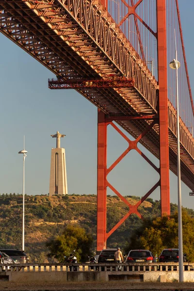 Piękny Widok Most Abril Przez Rzekę Tejo Pomnik Cristo Rei — Zdjęcie stockowe