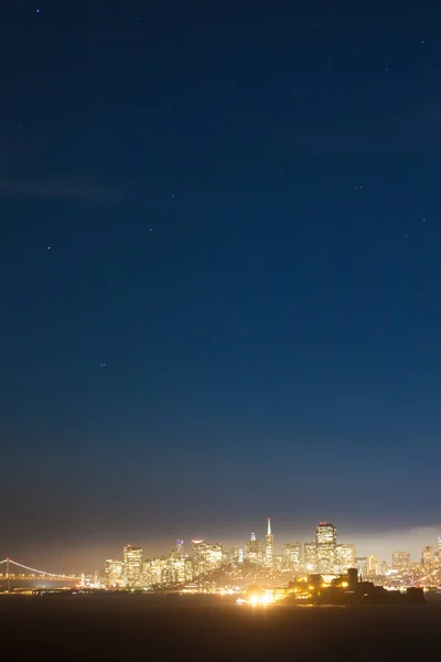 旧金山和阿尔卡特拉兹晚上从天使岛出发 — 图库照片