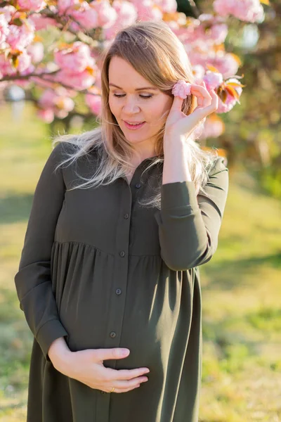 Gyengéd Terhes Parkban Tavasszal Cseresznyevirág Fákkal Puha Fókusz Anyaság Portré — Stock Fotó