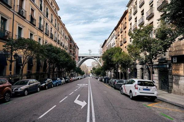 Madrid Stadsgezicht Met Viaduct Kruising Oude Straat Met Oude Stenen — Stockfoto