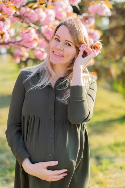 春の公園の優しい妊婦 桜の木 柔らかい焦点の妊婦の肖像画 — ストック写真