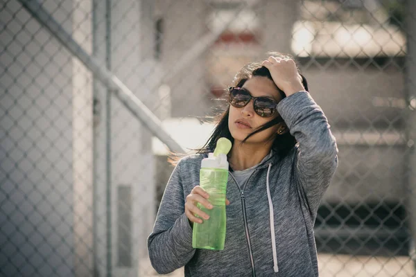 Retrato Hermosa Mujer Hispana Con Botella Agua —  Fotos de Stock