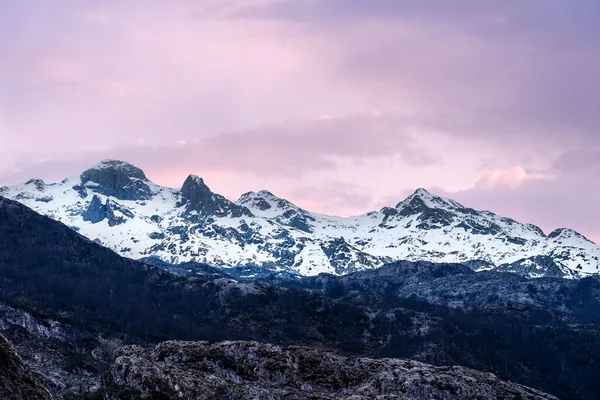 Sommets Montagneux Dans Les Lacs Parc National Covadonga Coucher Soleil — Photo