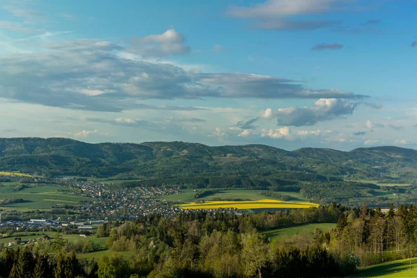 Krajina Spoustou Mraků Hornaté Oblasti Beskyd Během Slunečného Odpoledne — Stock fotografie