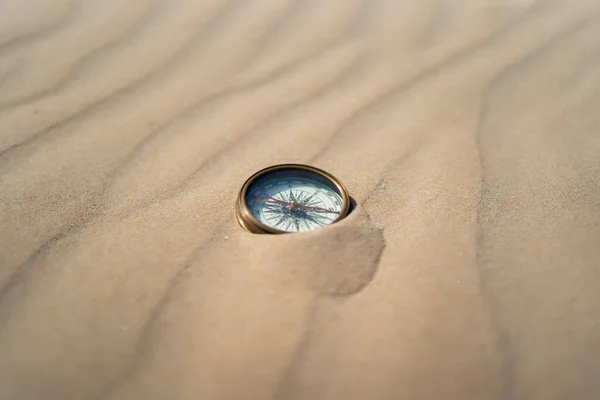 Starożytny Kompas Pustynnym Piasku — Zdjęcie stockowe