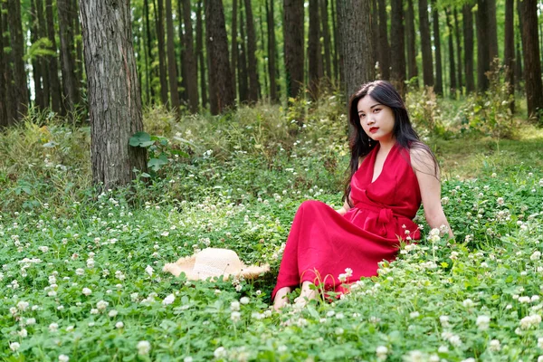 Beautiful Chinese Woman Red Dress Relaxing Summer Forest — Fotografia de Stock