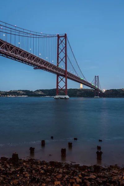 Όμορφη Θέα Στη Γέφυρα Abril Πάνω Από Τον Ποταμό Tejo — Φωτογραφία Αρχείου