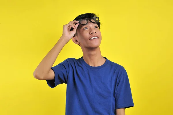 Feliz Jovem Asiático Homem Sorrindo Usando Óculos Olhar Para Espaço — Fotografia de Stock