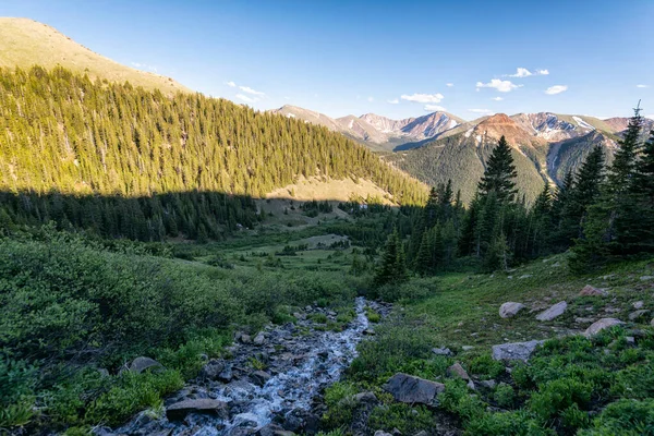 美丽的风景 高山蓝天 — 图库照片