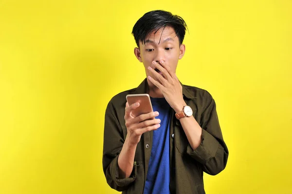 Shocked Face Asian Man White Shirt Looking Phone Screen Yellow — Stock Photo, Image