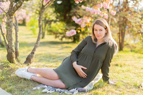 Skonsam Gravid Kvinna Parken Våren Med Körsbärsträd Mjuk Fokus Moderskap — Stockfoto