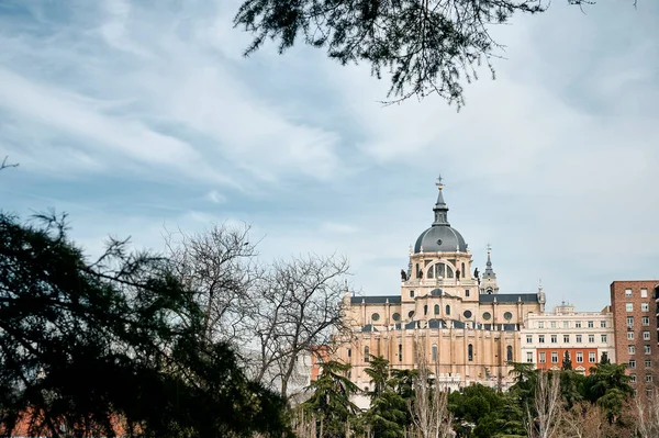 Buiten Van Oude Almudena Kathedraal Met Verbazingwekkende Koepel Gotische Stijl — Stockfoto