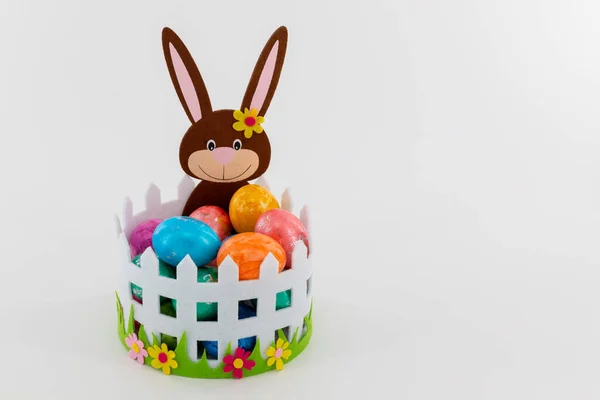 Unos Coloridos Huevos Pascua Una Canasta Con Conejo Pascua — Foto de Stock