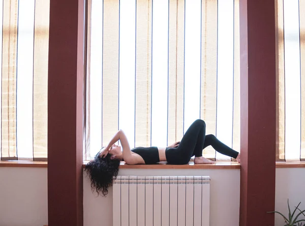 Kız Pencere Eşiğinde Yatarken Müzik Dinliyor — Stok fotoğraf