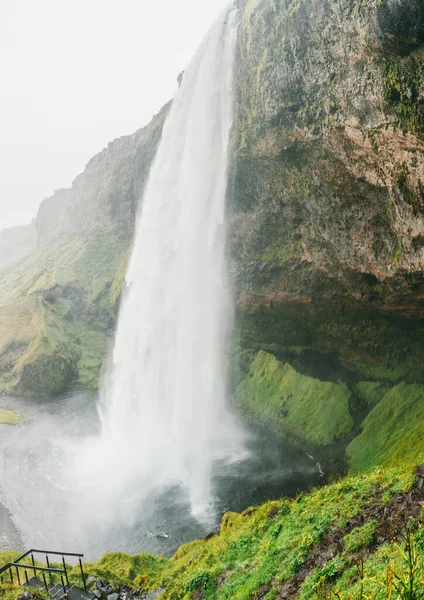 Cachoeira Nas Montanhas — Fotografia de Stock