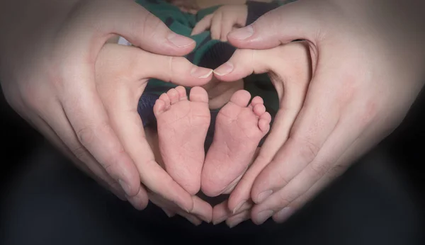 Hands Adults Hold Small Baby Feet — Stockfoto