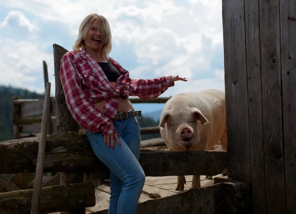 Mädchen Auf Der Ranch Mit Einem Schwein — Stockfoto